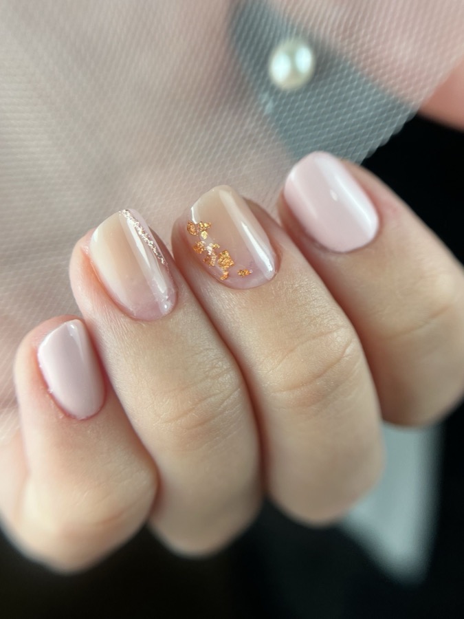 Jasny manicure z perłowym wykończeniem