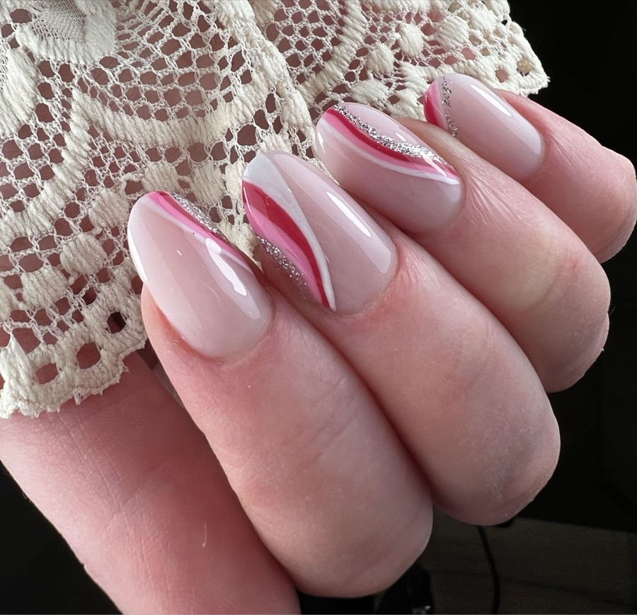 Manicure ze wzorem w czerwone linie