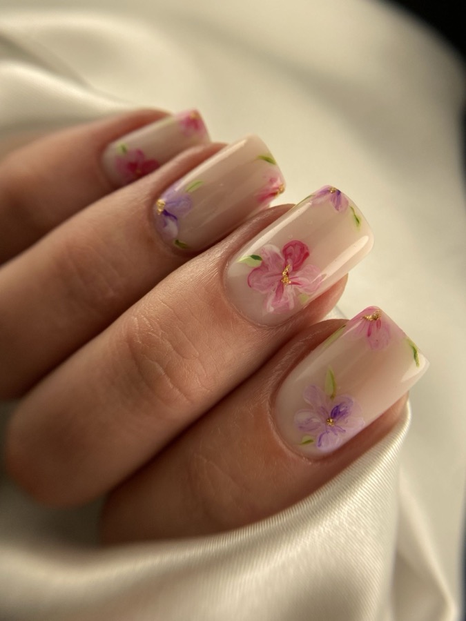Manicure z kwiatowym zdobieniem