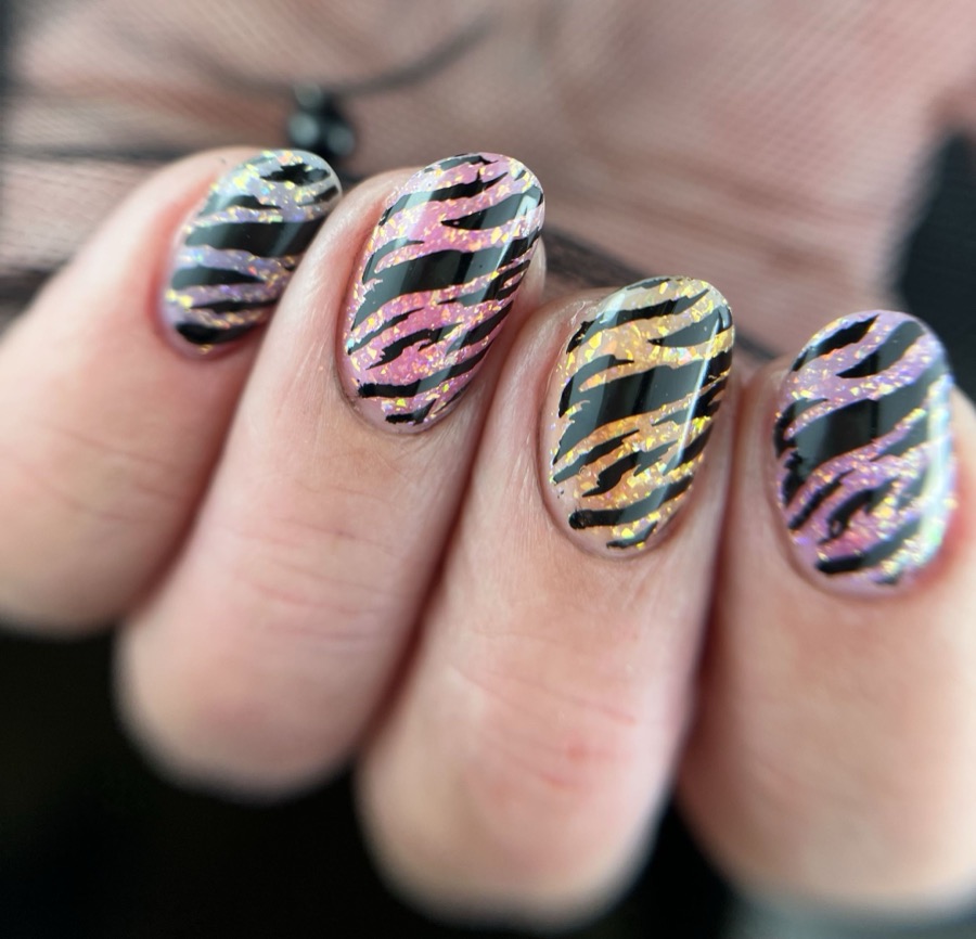 Kolorowy nail art w zebrę