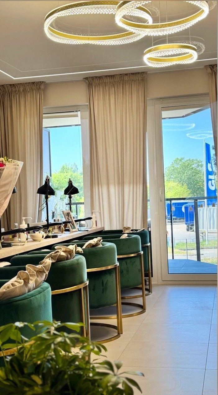 Stanowiska do manicure przy dużych oknach